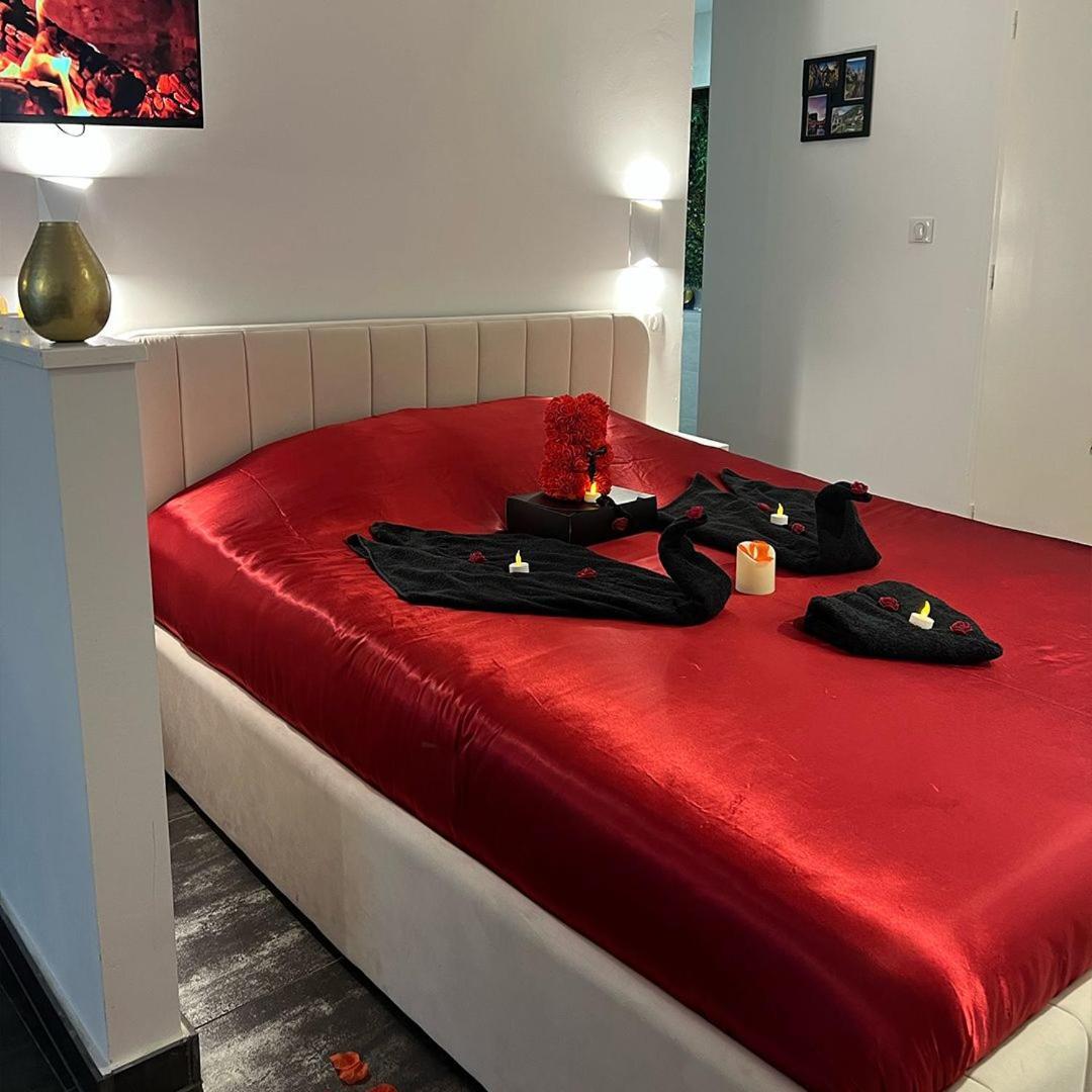 Love Room: Aux Plaisirs Des Sens Jacuzzi Prive Barr Exteriör bild