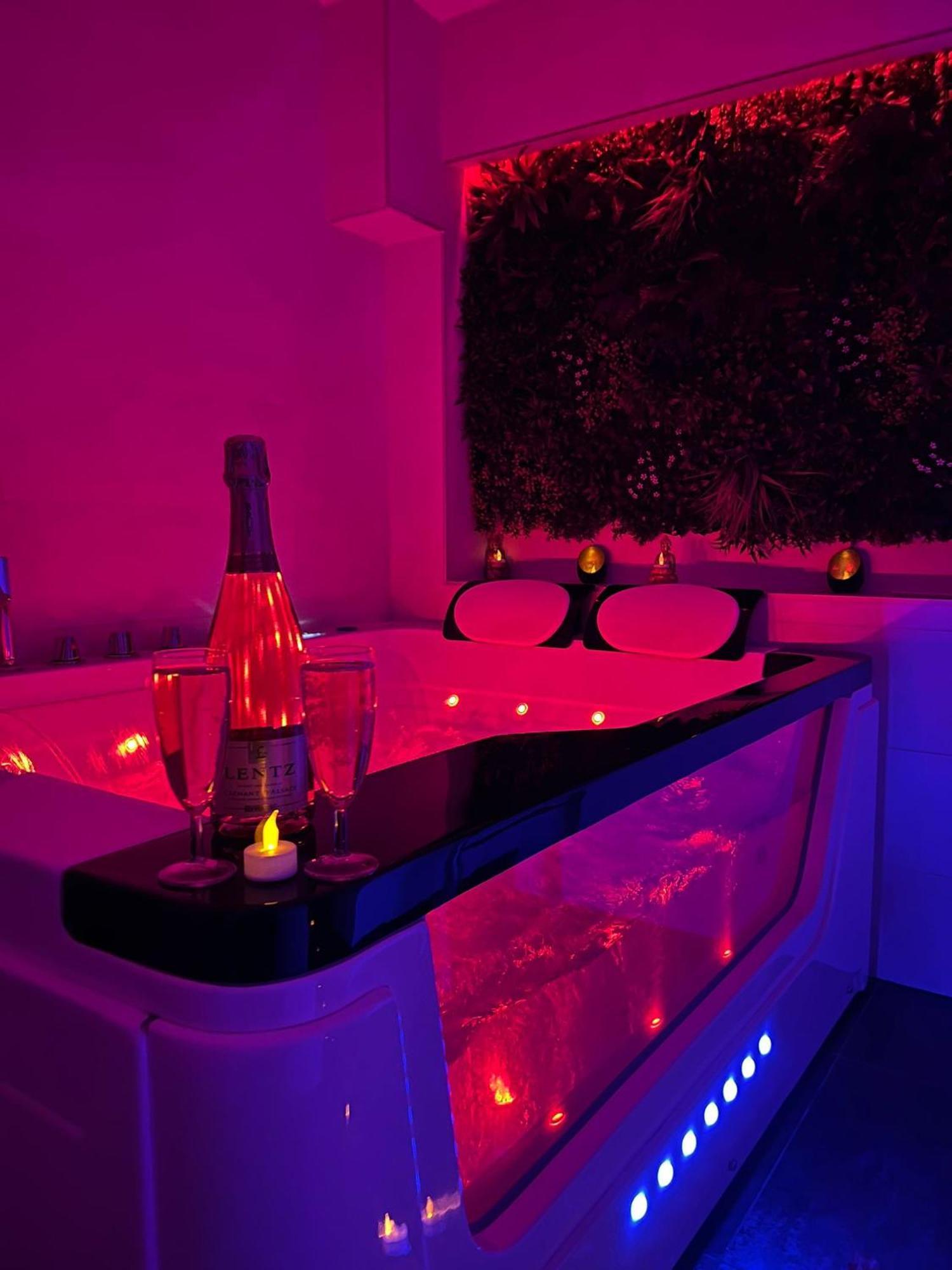 Love Room: Aux Plaisirs Des Sens Jacuzzi Prive Barr Exteriör bild