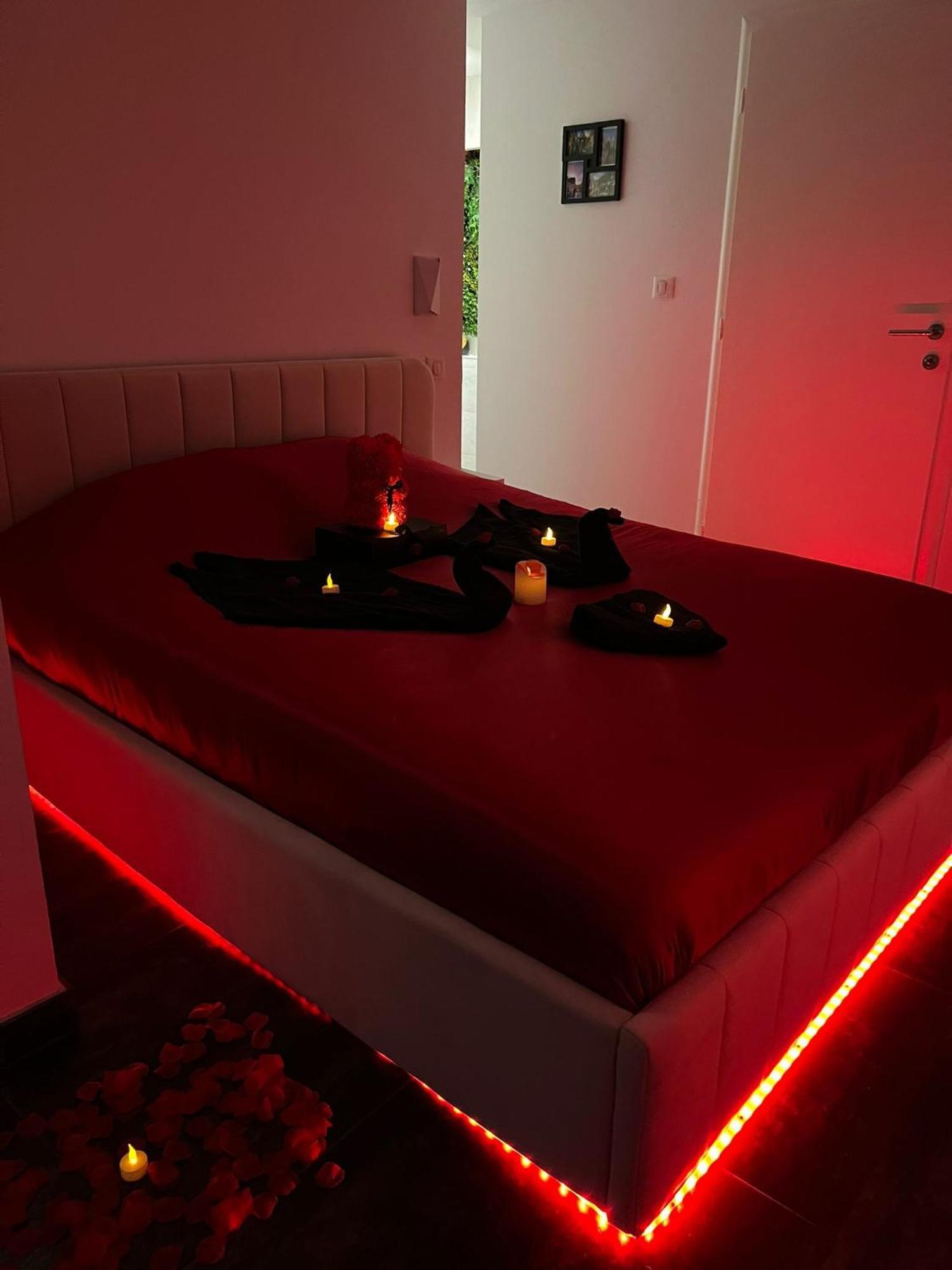Love Room: Aux Plaisirs Des Sens Jacuzzi Prive Barr Exteriör bild