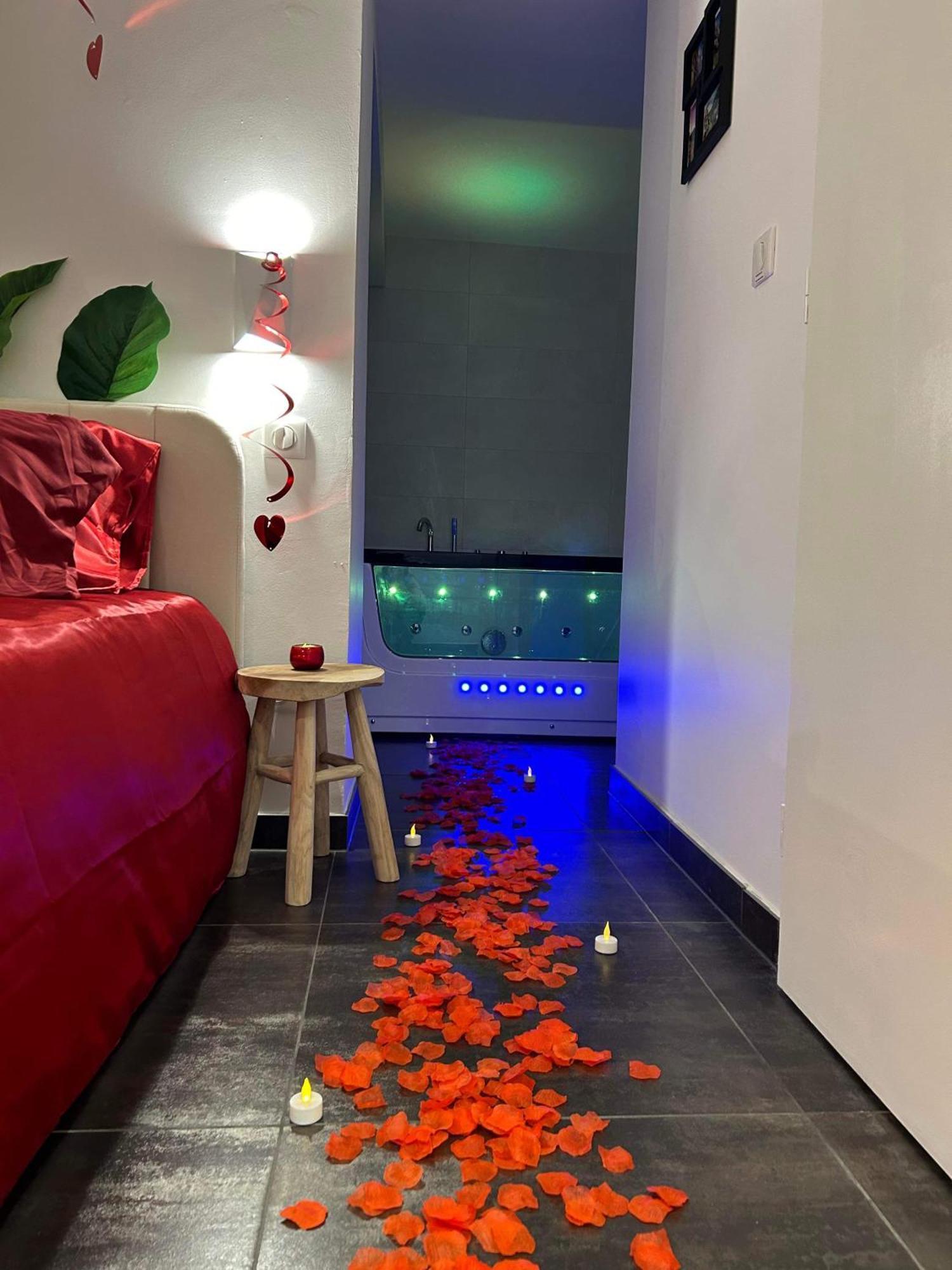 Love Room: Aux Plaisirs Des Sens Jacuzzi Prive Barr Exteriör bild